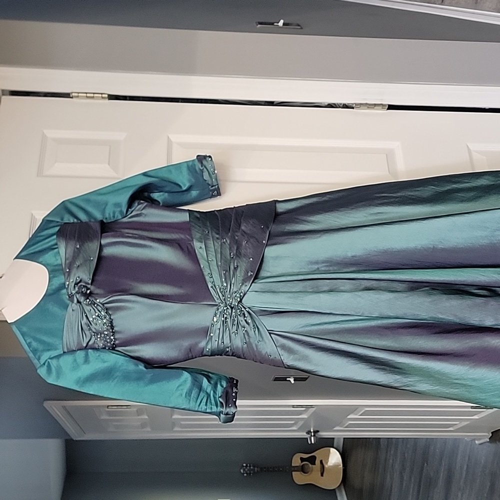 Custom made stunning teal size 12 ladies gown